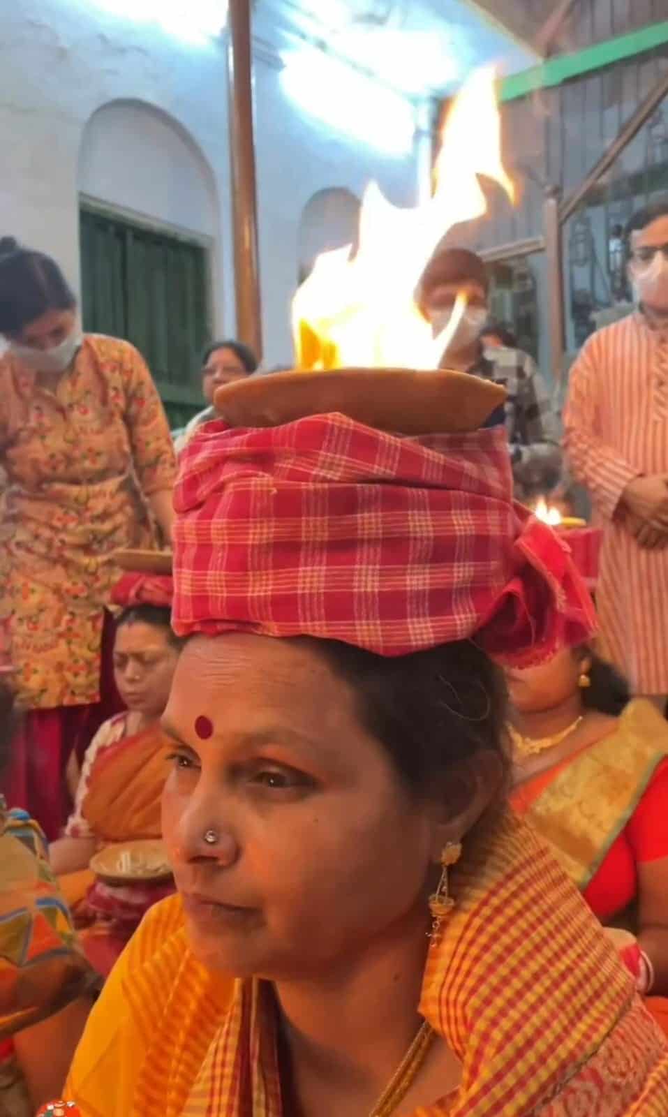 পরিবারের সদস্যরা সায়াহ্নে সিদ্ধি গ্রহণ করেন। নৈবেদ্যের জন্য পুরোহিত প্রদান করেন কারণবারি।