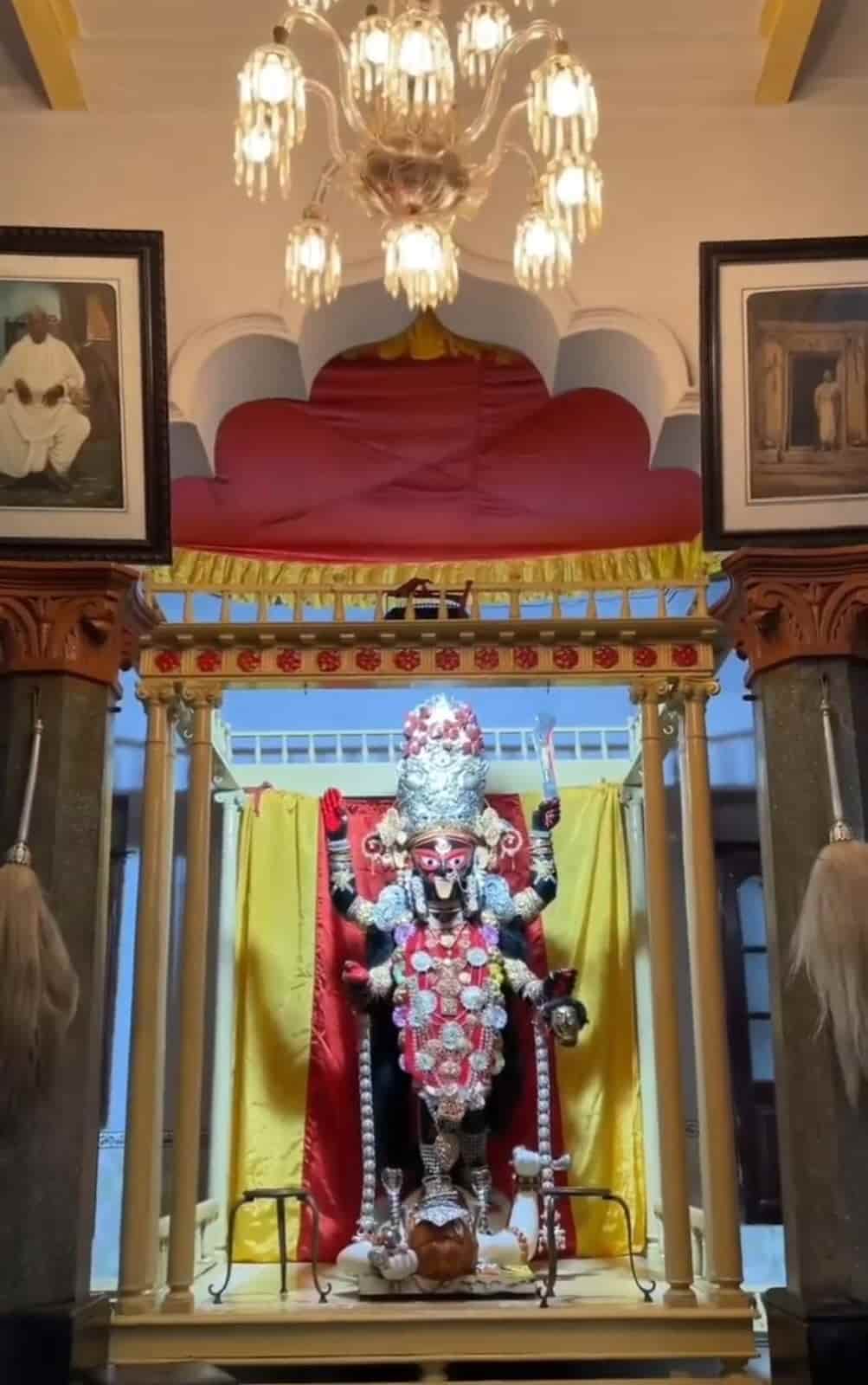 জানা যায়, বর্ধমানের ছেলে চন্দ্রশেখর প্রামাণিক কর্মের টানে এসেছিলেন কলকাতায়। কাঁসারি পাড়ায় ঘর বাঁধলেন। পরবর্তীকালে তাঁর সাতটি পরিবার এক সঙ্গে মিলে পরিচিত হলেন ‘সাধুকা প্রামাণিক’ নামে। আর সেই থেকেই শুরু হয় তাদের কুলদেবী কালীর আরাধনা।