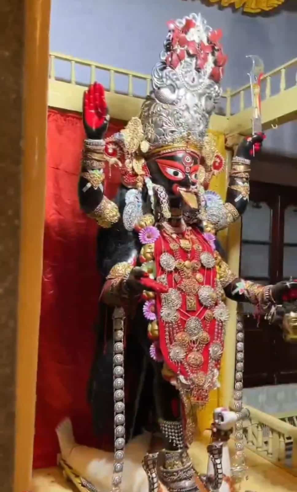 পুজোর আচারেও রয়েছে বিশেষত্ব। দেবীর অর্ঘ্য তৈরি হয় ১০৮টি দুব্বো ঘাস আর ১০০টি ধান এক সঙ্গে একটি কাপড়ে বেঁধে।