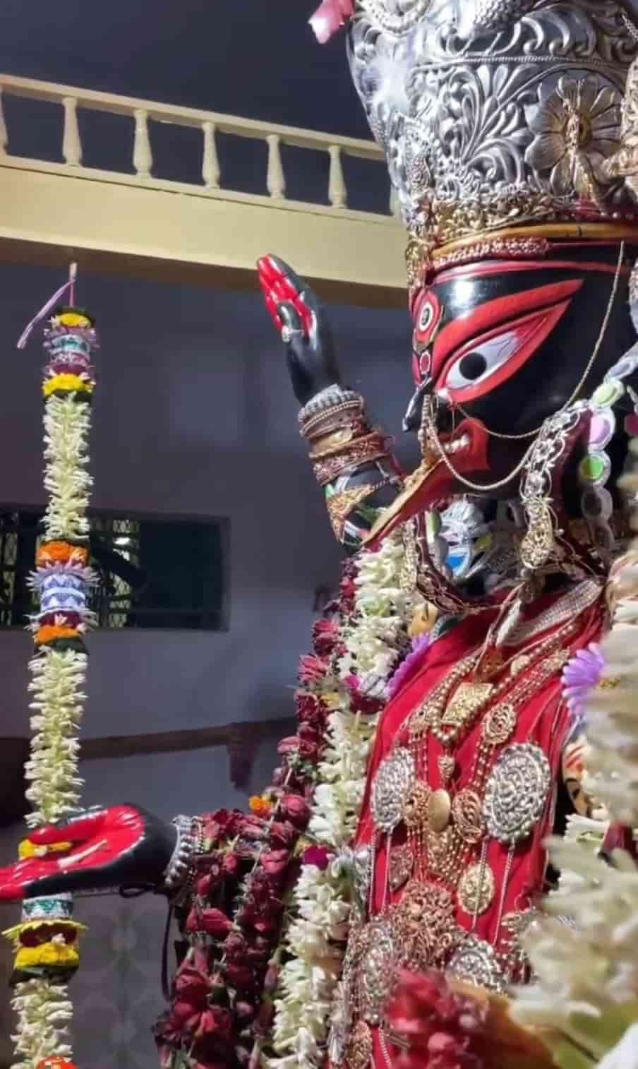 চাল, কলা, ফলমূল-সহ মোট ১৬-১৭ রকমের নৈবেদ্যে সাজানো হয় মায়ের ভোগ। 