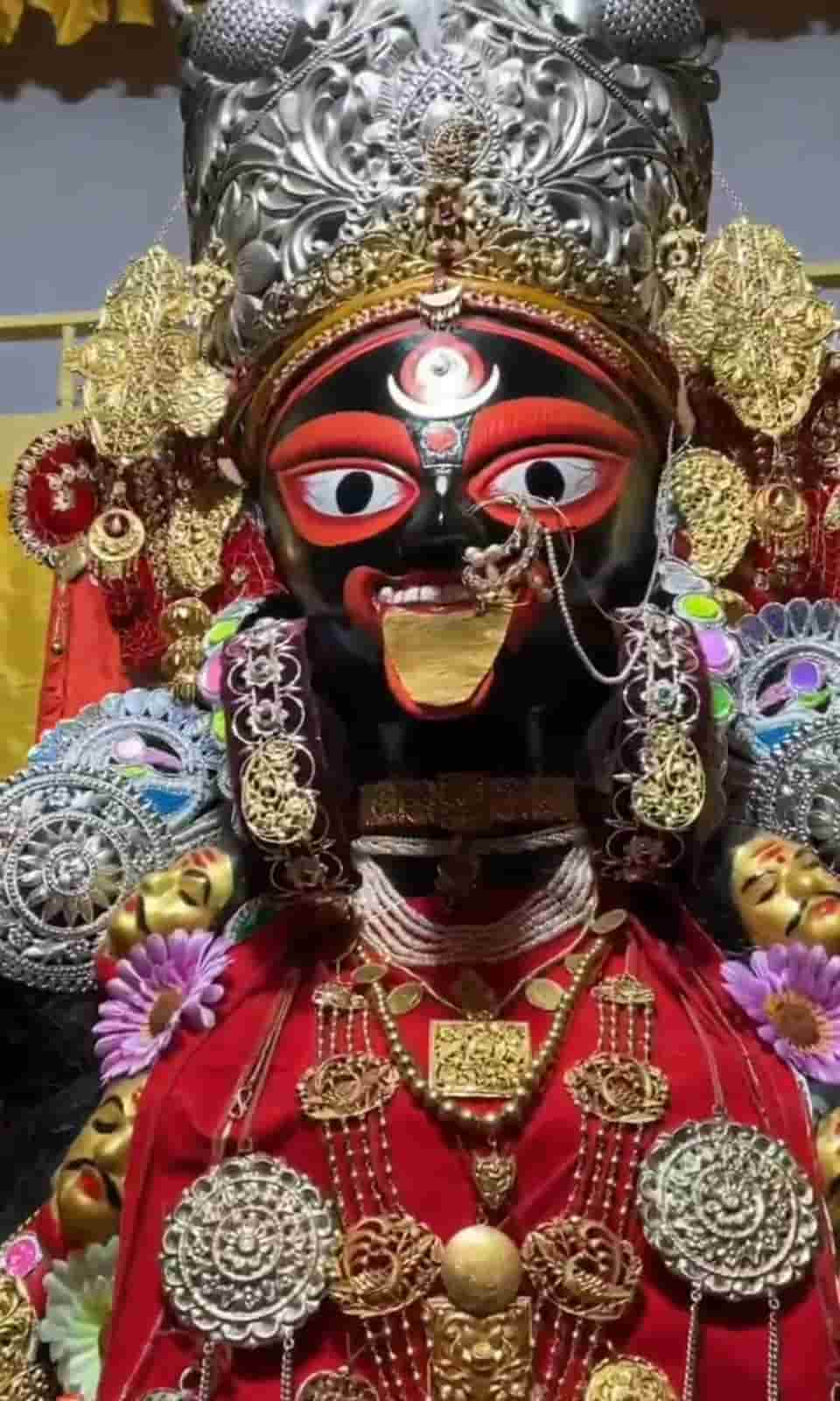 লুচি, পাঁচ রকমের ভাজা, সন্দেশ এবং নতুন গুড়ের ভোগ নিবেদন করা হয় দেবীর চরণে।