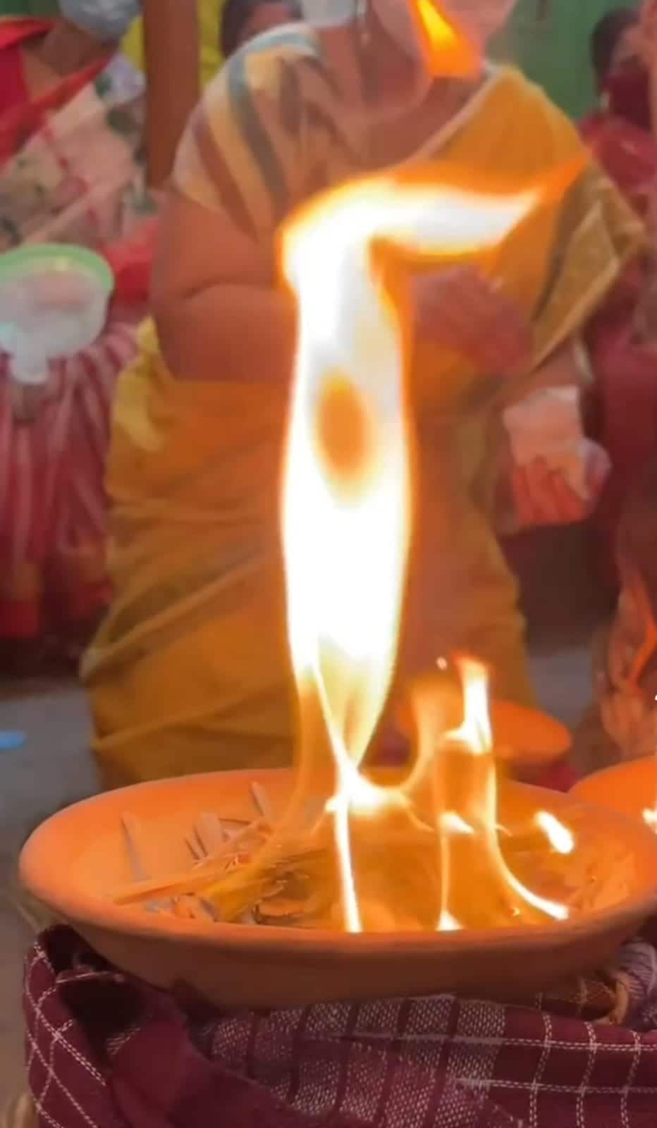 আরতির সময় ১০৮টি মাটির প্রদীপ এক সঙ্গে জ্বলে ওঠে, আলোয় ভরে ওঠে ঠাকুরদালান।