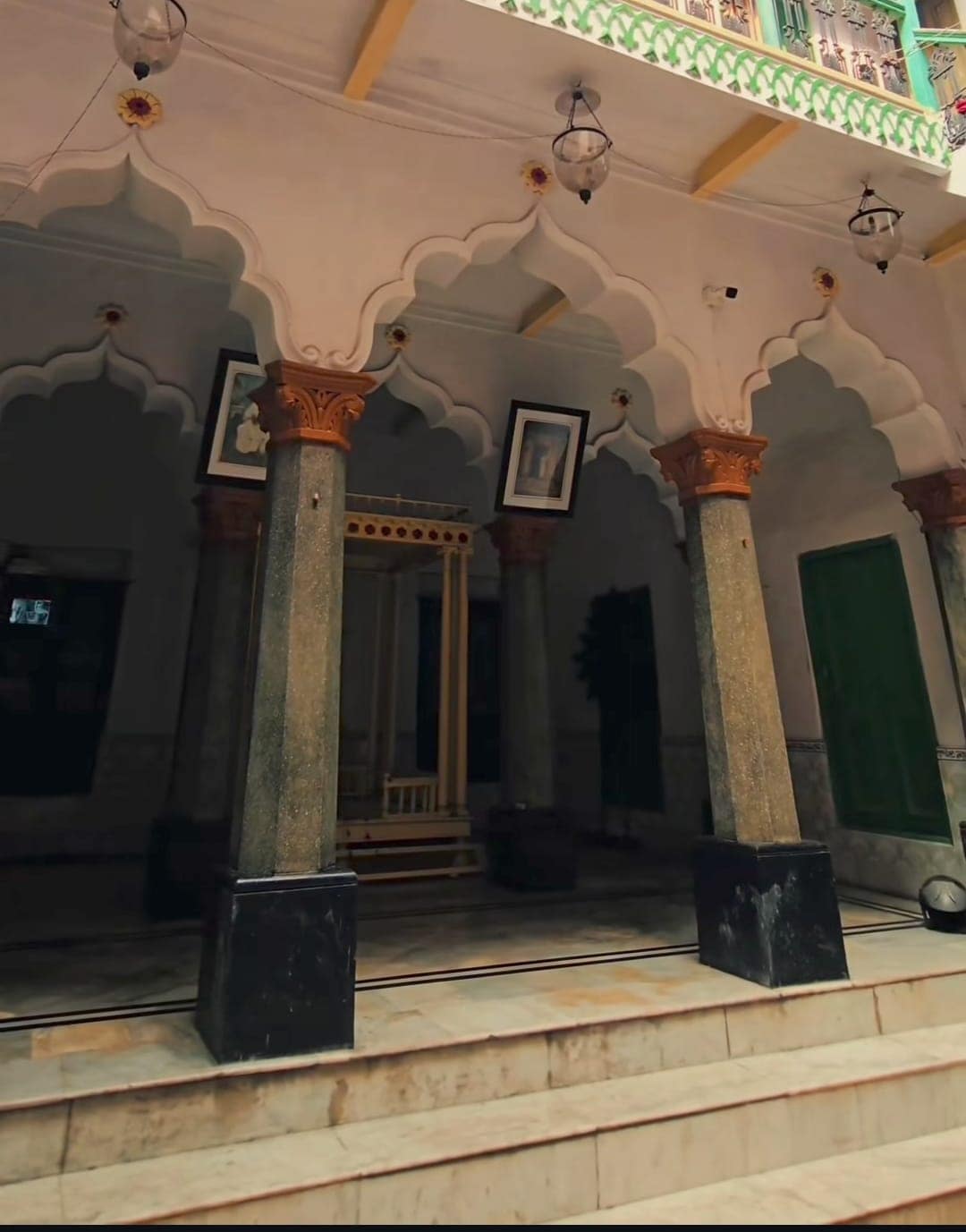 কালের নিয়মে অনেক কিছুই বদলেছে। এক সময় পুজোয় ধুনো পোড়ানো আর দণ্ডী কাটার রীতি ছিল, তা এখনও চালু রয়েছে। তবে যে রীতিতে ছেদ পড়েছে, তা হলো পশুবলি। পশুবলি চিরতরে বন্ধ করে দেওয়া হয়েছে এই বাড়িতে। 