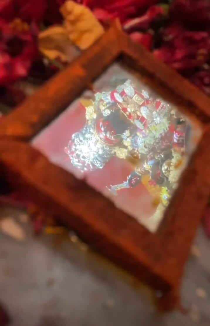 বহু বছর আগে মায়ের বিসর্জনও ছিল দেখার মতো। সে কালে দেবীকে কাঁধে করে নিয়ে যেতেন প্রায় পঞ্চাশ জন লাঠিয়াল। সেই জাঁকজমক হয়তো আজ আর নেই, তবে ভক্তি আর বিশ্বাসে এতটুকুও ভাঁটা পড়েনি। (এই প্রতিবেদনটি ‘আনন্দ উৎসব’ ফিচারের একটি অংশ)।