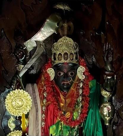 উত্তর কলকাতার এই মন্দিরটি যেন তন্ত্র সাধনার এক গুপ্ত দরজা। বাইরের কোলাহল সেখানে পৌঁছায় না, শুধু এক গা ছমছমে নিস্তব্ধতা আর অব্যক্ত রহস্যের আনাগোনা থাকে।