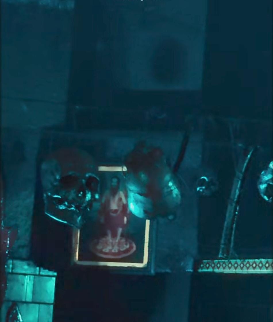 গর্ভগৃহের ভেতরে দেবীর সামনে চোখে পড়ে অজস্র নরমুণ্ড ও হাড়। এই পরিবেশটিই বলে দেয়— এখানে সাধারণ ভক্তির পাশে তন্ত্র সাধনা তার পূর্ণ মহিমায় বিরাজ করে।