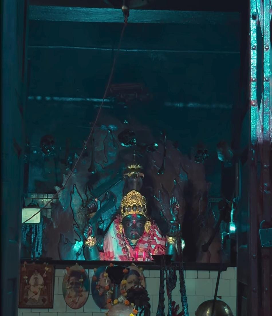 এই মন্দিরে চলে বেশ কিছু পুজোর যার দৃশ্য দর্শনার্থীদের জন্য নয়, কারণ মন্দিরের সামনে উঠেছে এক পুরু দেওয়াল। 