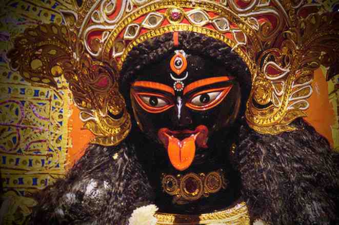 অর্থাৎ, দেবীকে উৎসর্গ করে 'বৈধ ভাবে' মাংস বিক্রির পথ তৈরি হল। এ ভাবেই কলকাতার পুরনো পাঁঠার মাংসের দোকানগুলির জন্ম হয়। মাংস বেচতে দেবী কালীই দোকানিদের ভরসা হলেন!