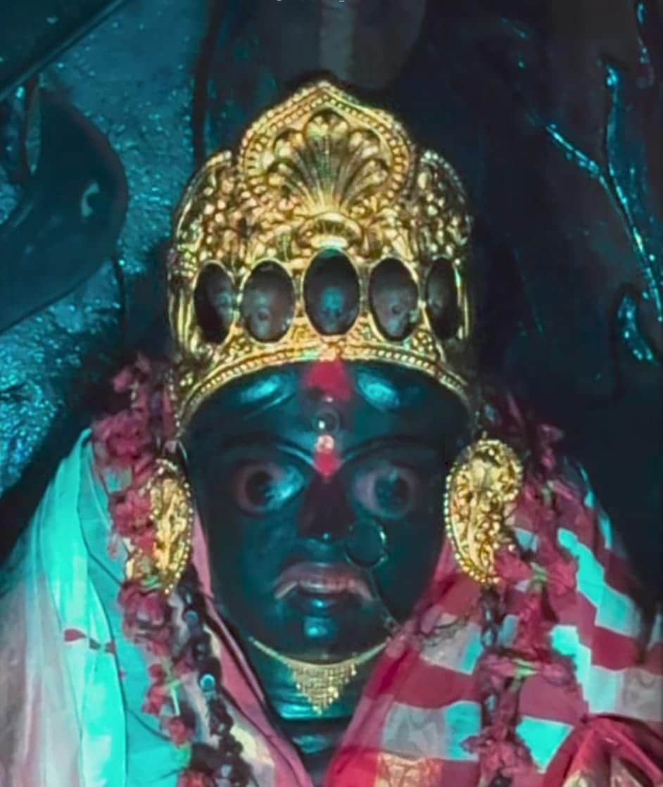 মায়ের আসনটিও অন্য রকম— এটি নবমুণ্ডির আসনের উপর প্রতিষ্ঠিত তিনি। 