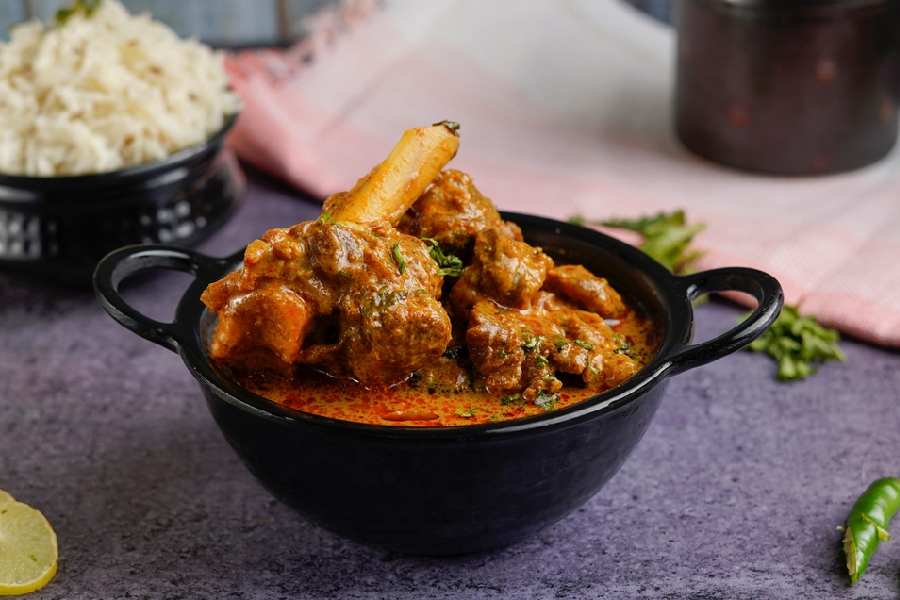 আজও কলকাতার বৌবাজার বা চিৎপুর অঞ্চলে এই কসাই কালীর দেখা মেলে। ঐতিহ্যবাহী এই দোকানগুলি বাঙালির মাটন-প্রেমের এক বিশেষ ইতিহাস বহন করে। (এই প্রতিবেদনটি ‘আনন্দ উৎসব’ ফিচারের একটি অংশ)।