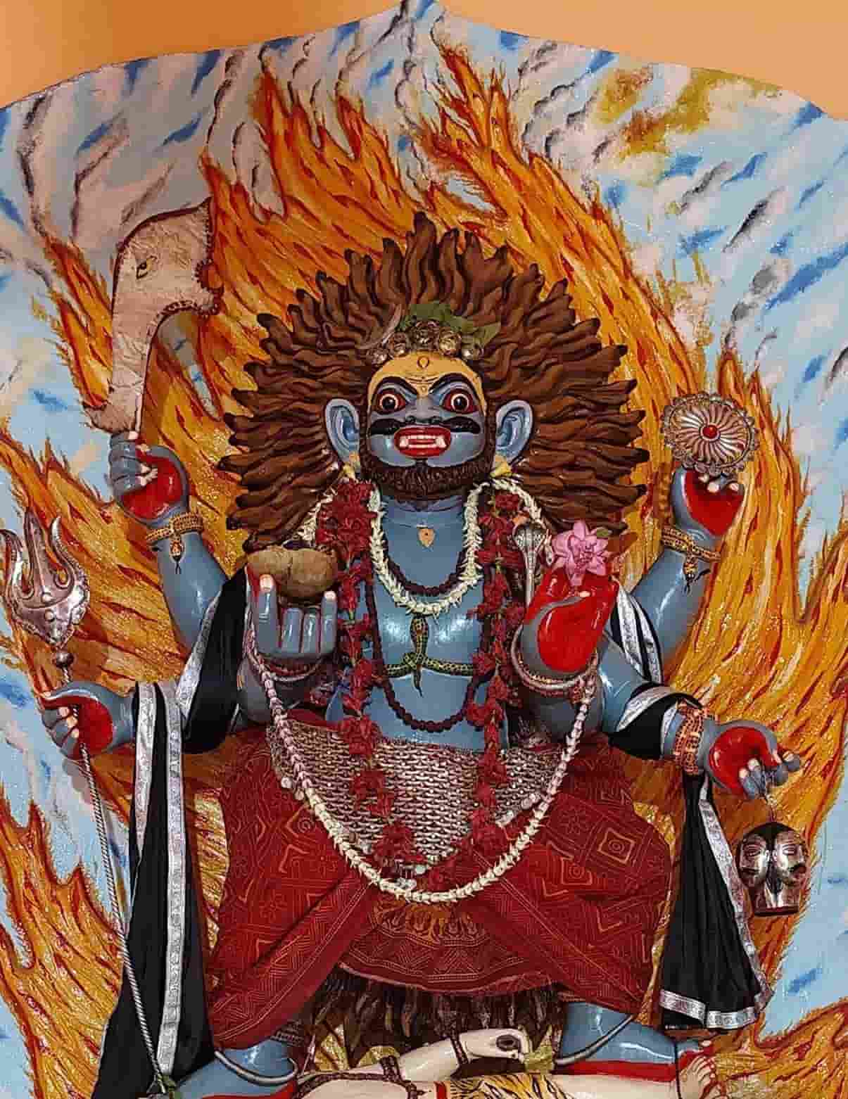 সব থেকে চমকপ্রদ তথ্যটি হল, কথিত আছে নেপাল ছাড়া ভারতের এই একটি মন্দিরে দেবীর এই রূপটি ‘মহাকাল ভৈরব’ রূপে পূজিত হন এবং তাঁর পায়ে শায়িত থাকেন স্বয়ং মহাদেব!