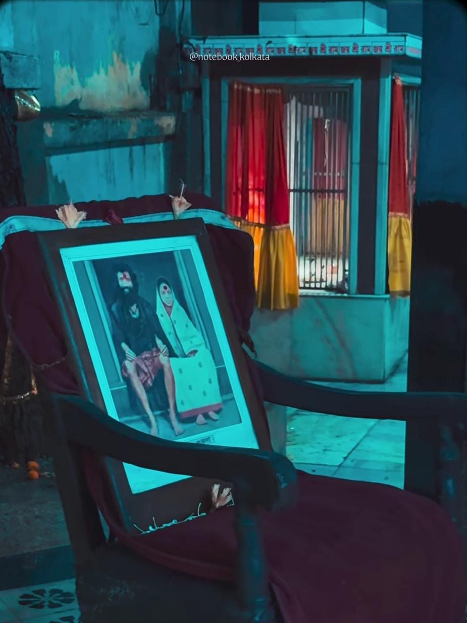 মন্দিরের প্রতিটা ইটে যেন লুকানো রয়েছে আরও শত রহস্যের ইশারা। 