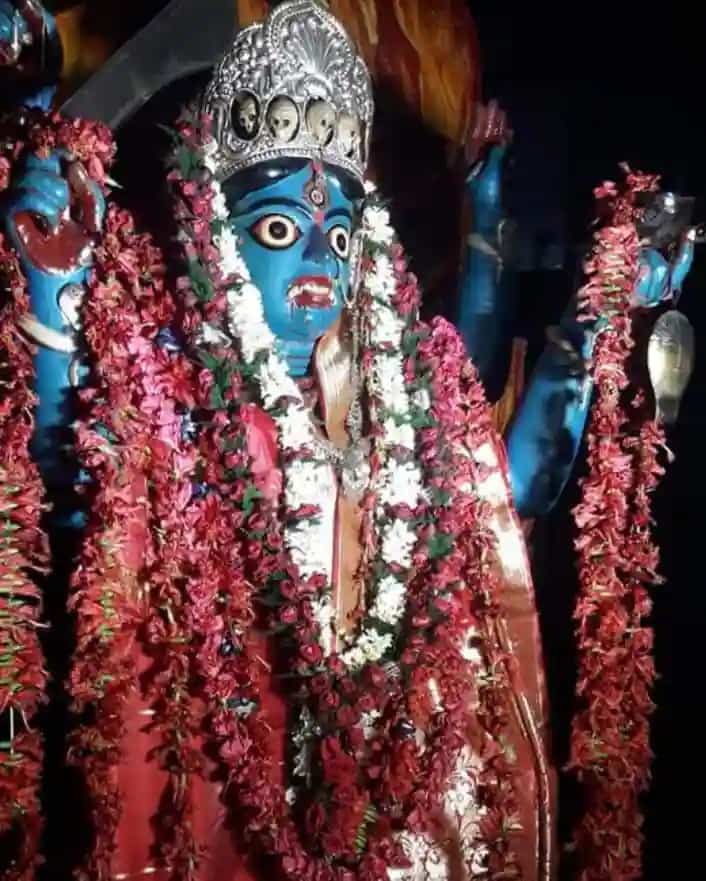 কালীপুজোর এই মরসুমে উত্তর কলকাতার এই মন্দিরটি যেন এক আলাদা আহ্বান জানায়— জীবনের হিসেব-নিকেশ ভুলে এক মুহূর্তে দাঁড়িয়ে যান চরম সত্যের মুখোমুখি। (এই প্রতিবেদনটি ‘আনন্দ উৎসব’ ফিচারের একটি অংশ)।