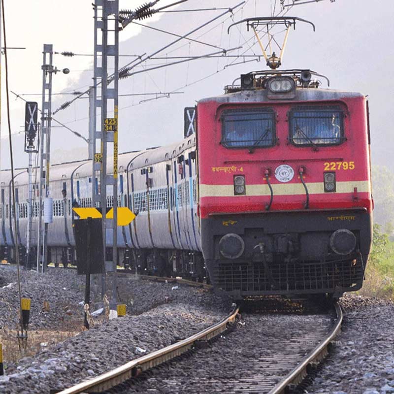 Couple jumps in front of train with their son in Andhra Pradesh