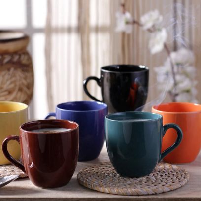 উপহারের তালিকায় প্রথমেই রাখা যেতে পারে কফি মগ বা চা-এর সেট। শীতকাল আসছে, তাই ভাল মানের কফি বা দার্জিলিং চায়ের সেট দেওয়া যেতে পারে। বাজেট একটু বেশি থাকলে কফি মেকার বা কেটল-সহ একটি সেট বানিয়ে উপহার দিলে মন্দ হয় না। 