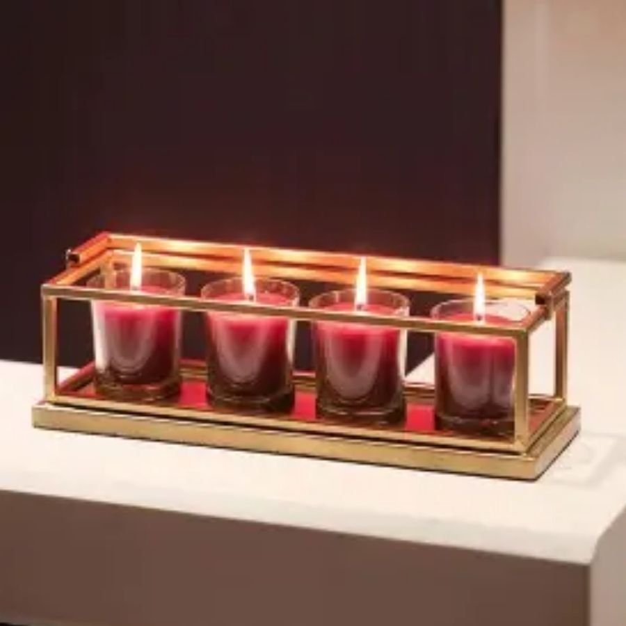 সুগন্ধি মোমবাতির সঙ্গে মোমবাতিদানিও সুন্দর উপহার হতে পারে। এখন অনেকেই বাড়িতে তৈরি সুন্দর হাতে তৈরি মোমবাতি বিক্রি করেন। ঘরের সাজ-সজ্জায় এমন মোমবাতির দারুণ কদর রয়েছে।