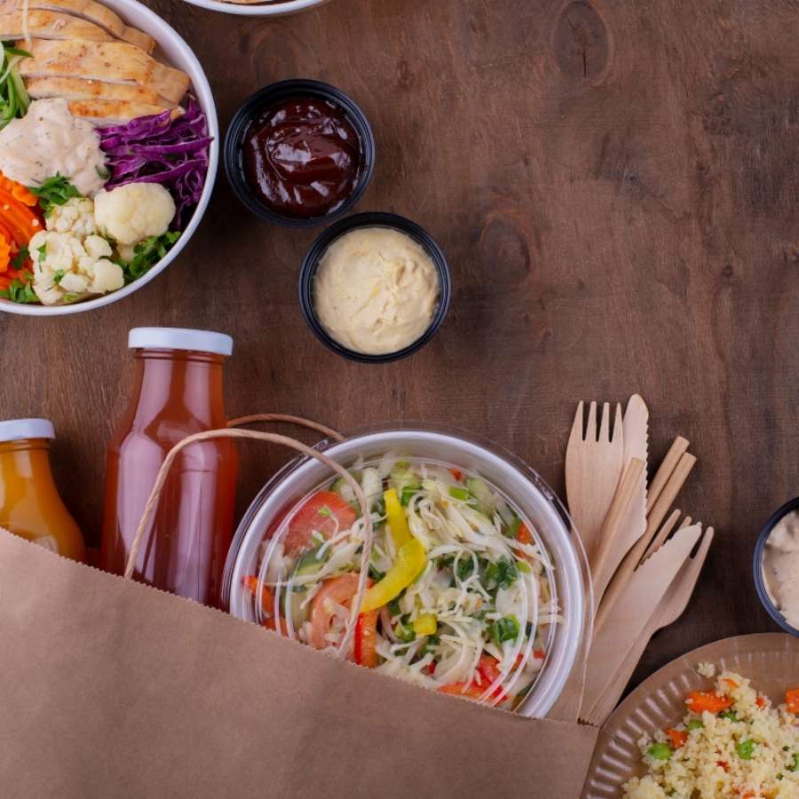 কাজের চাপে যারা বাইরে একা থাকেন, তাদের জন্য রেডি-টু-ইট কিছু খাবার এক সঙ্গে করে উপহার হিসেবে দেওয়া যায়, যা তাদের চটজলদি খাওয়া-দাওয়ায় সাহায্য করবে। 