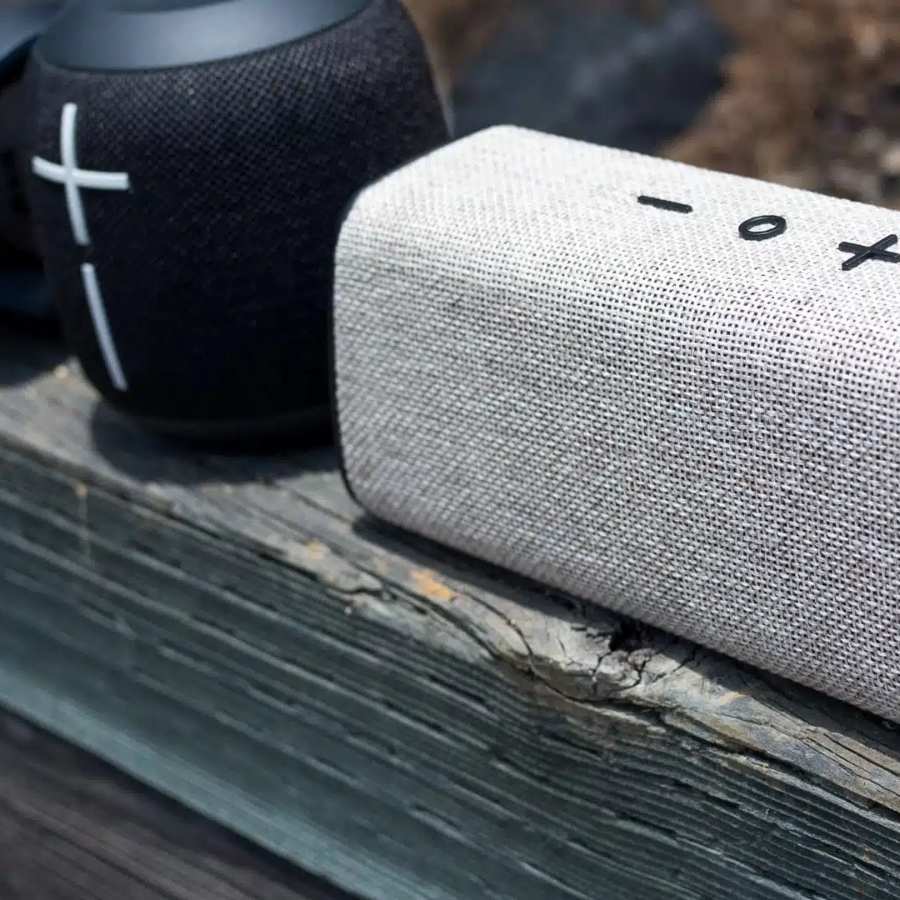 পছন্দের ব্র্যান্ডের স্পিকারও উপহার হিসেবে দেওয়া যায়।