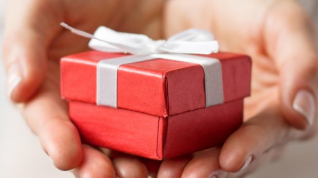 মনে রাখতে হবে, উপহার যেমনই হোক, তার সঙ্গে জড়িয়ে থাকা আবেগ আর ভালবাসাটাই ভাইফোঁটার দিনে সবচেয়ে দামী। এই  বিশেষ দিনের সকালে হাসিমুখে দেওয়া ছোট উপহারও হয়ে উঠতে পারে স্মৃতির এক টুকরো আলো। (এই প্রতিবেদনটি ‘আনন্দ উৎসব’ ফিচারের একটি অংশ)।