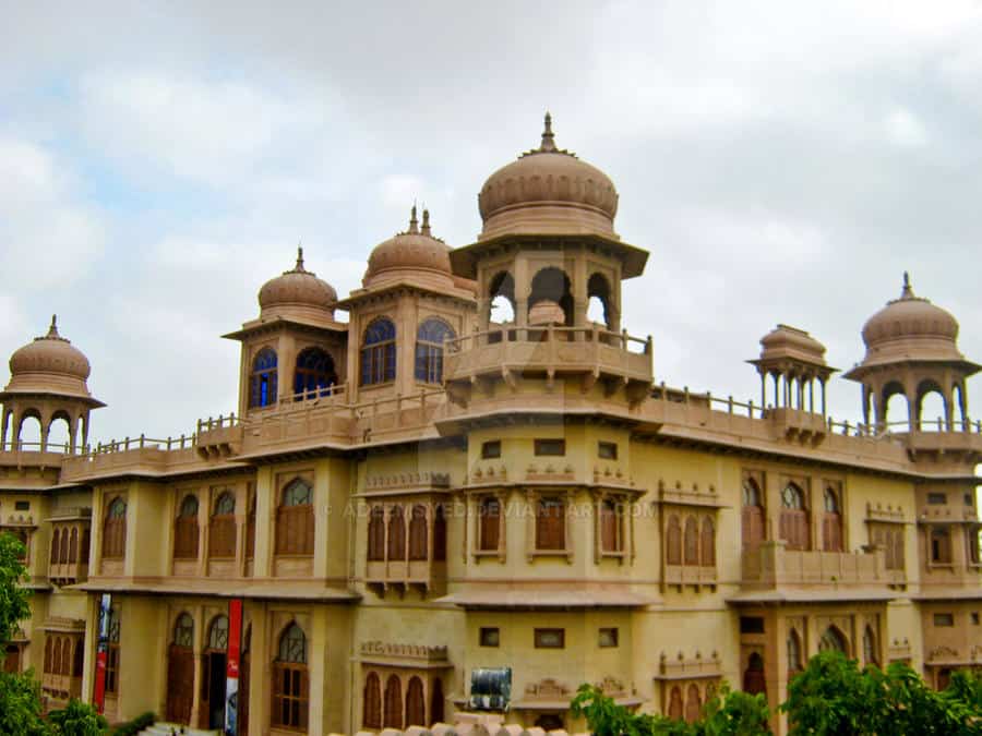 রক্ষীরা এমনও মনে করেন যে রাতে মনে হয় যেন এই প্রাসাদের কক্ষ হয়ে ওঠে সান্ধ্য পার্টি ও হট্টগোলের আখড়া। 