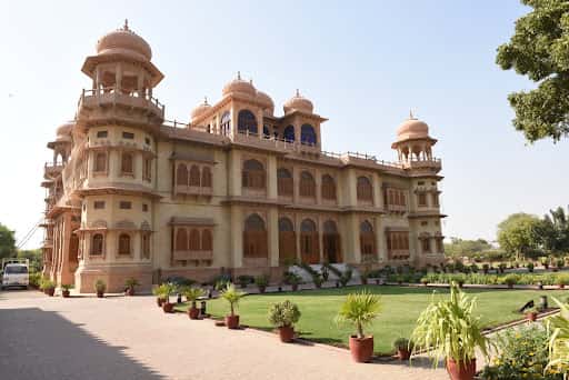১৯২৭ সালের কথা। রাজস্থানের একজন ব্যবসায়ী শিবরতন চন্দ্ররতন মোহাট্টা তাঁর স্ত্রীর প্রেমে তৈরি করেছিলেন এই প্রাসাদটি।  
