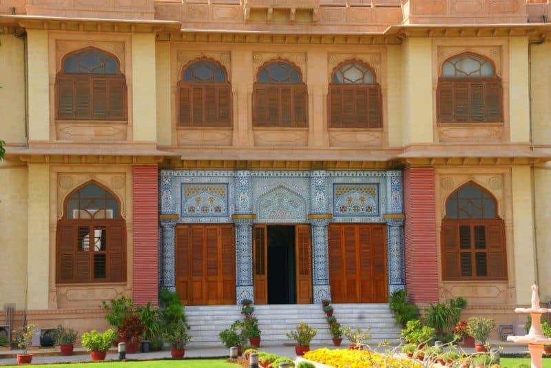 এই কথা শুনে শিবরতন মোহাট্টা জয়পুর থেকে বিশেষ কারিগরদের ডেকে এই প্রাসাদ প্রস্তুত করেন।  