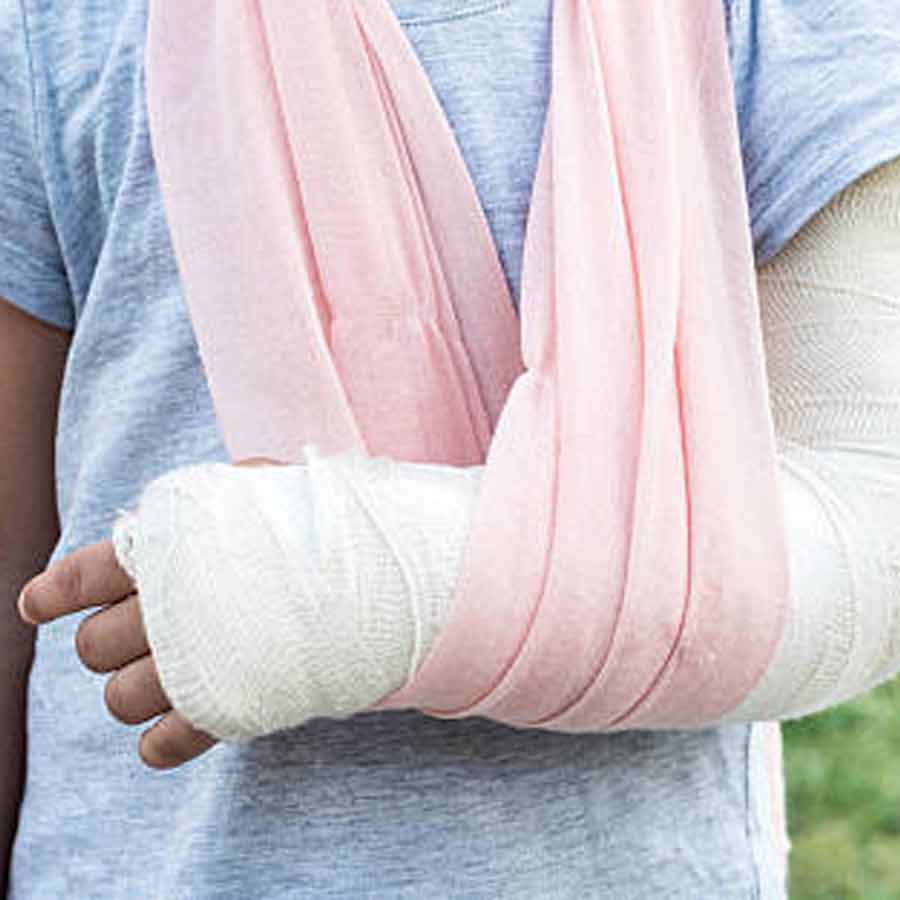 শিশুর হাতে প্লাস্টার করেছিলেন নার্সিংহোমের এক চিকিৎসক।