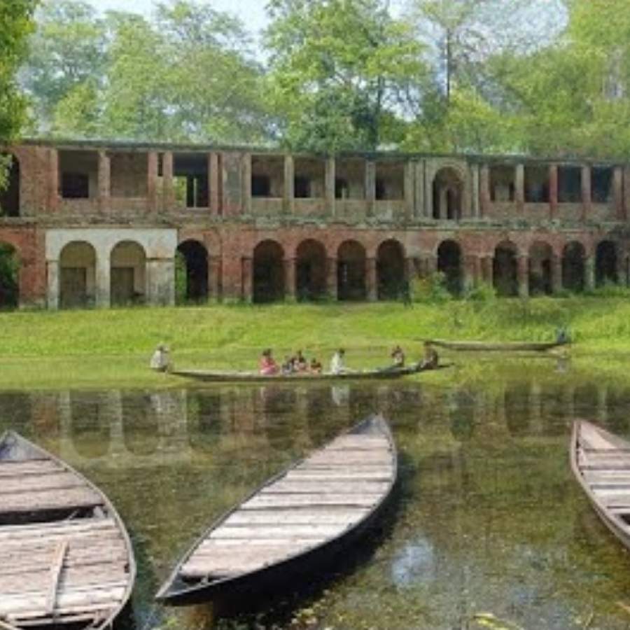 উত্তর ২৪ পরগনার বাগদা থানার অন্তর্গত ঘন জঙ্গলের মধ্যে দাঁড়িয়ে থাকা এই কুঠি এখন এক অনন্য পর্যটনকেন্দ্র।