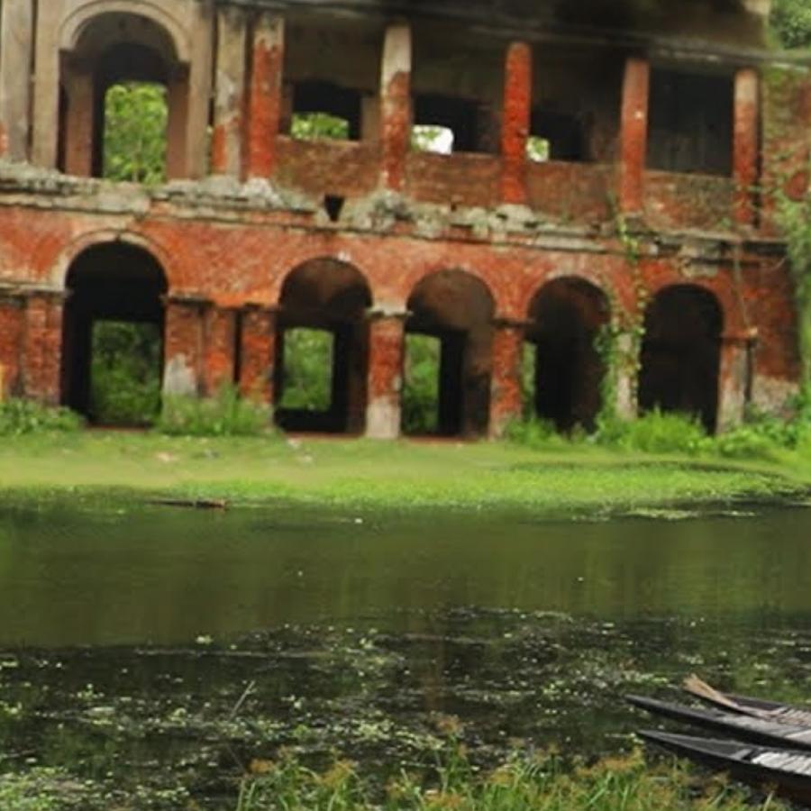 ইতিহাস বলছে, এক সময়ে এখানে ছিল ইংরেজদের নীলচাষের ঘাঁটি। দেশের স্বাধীনতার পর জমিদারি প্রথা শেষ হলেও থেকে যায় এই বাড়ি। 