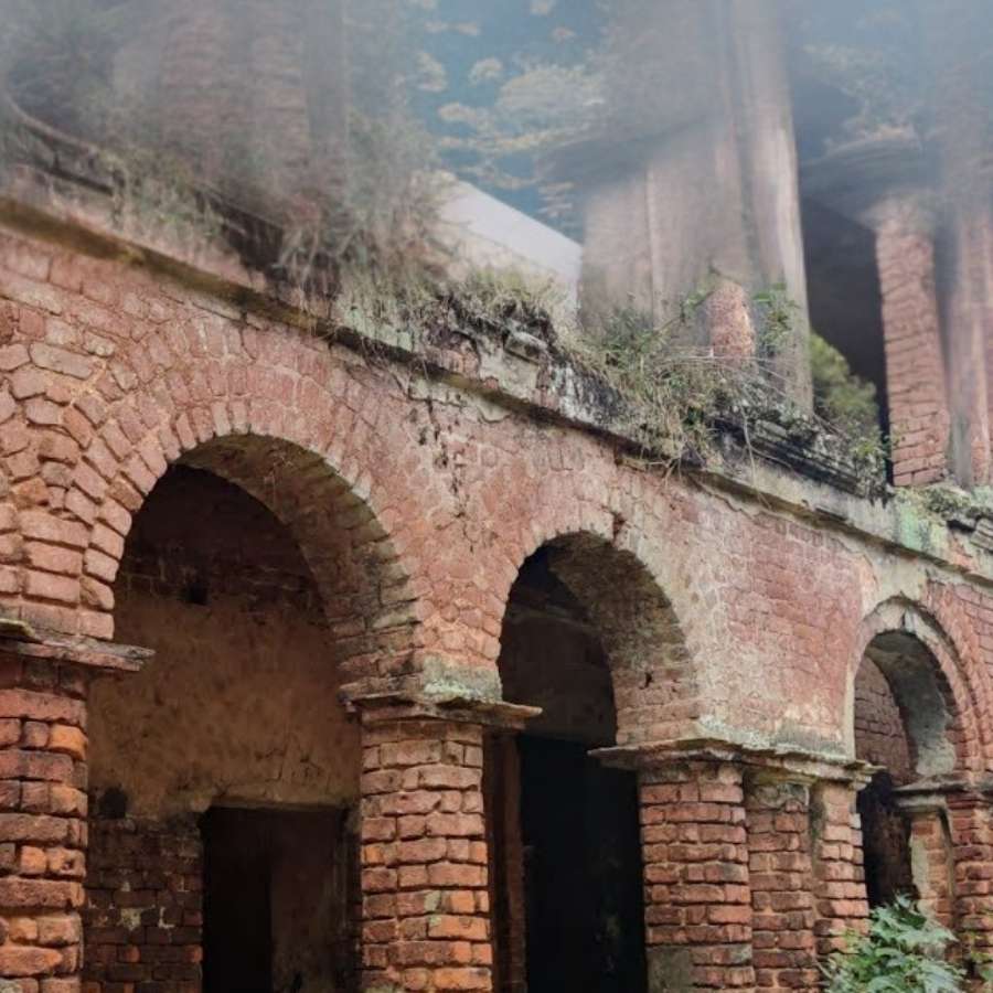 স্থানীয়দের কাছ থেকে জানা যায়, প্রায় ৬৪ বিঘা জমির উপর দাঁড়িয়ে এই নীলকুঠি। রক্ষণাবেক্ষণের অভাবে এক সময় ধ্বংস হতে বসেছিল। পরে এক পর্যটক নিজ উদ্যোগে মেরামতের চেষ্টা করেন।