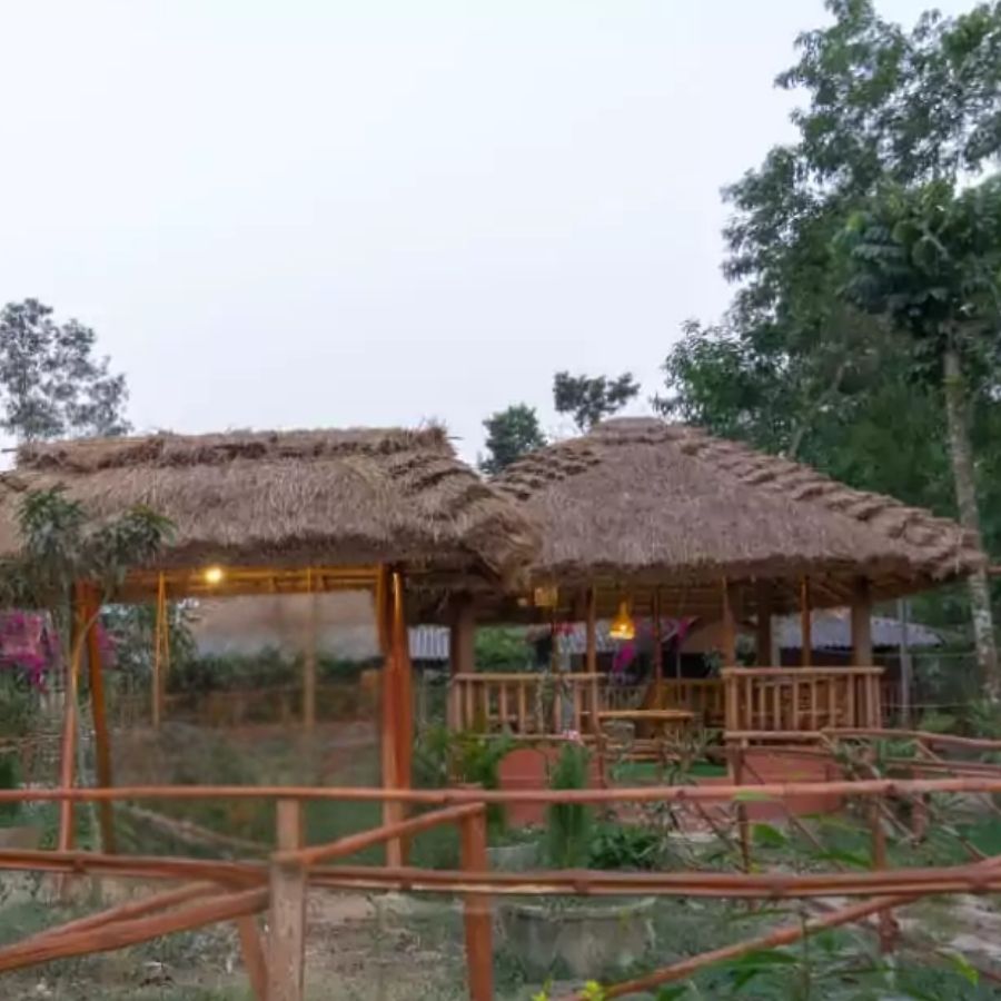 এখন এখানে তৈরি হয়েছে বাঁশের কুটির, যেখানে রাত কাটানো যায়।
