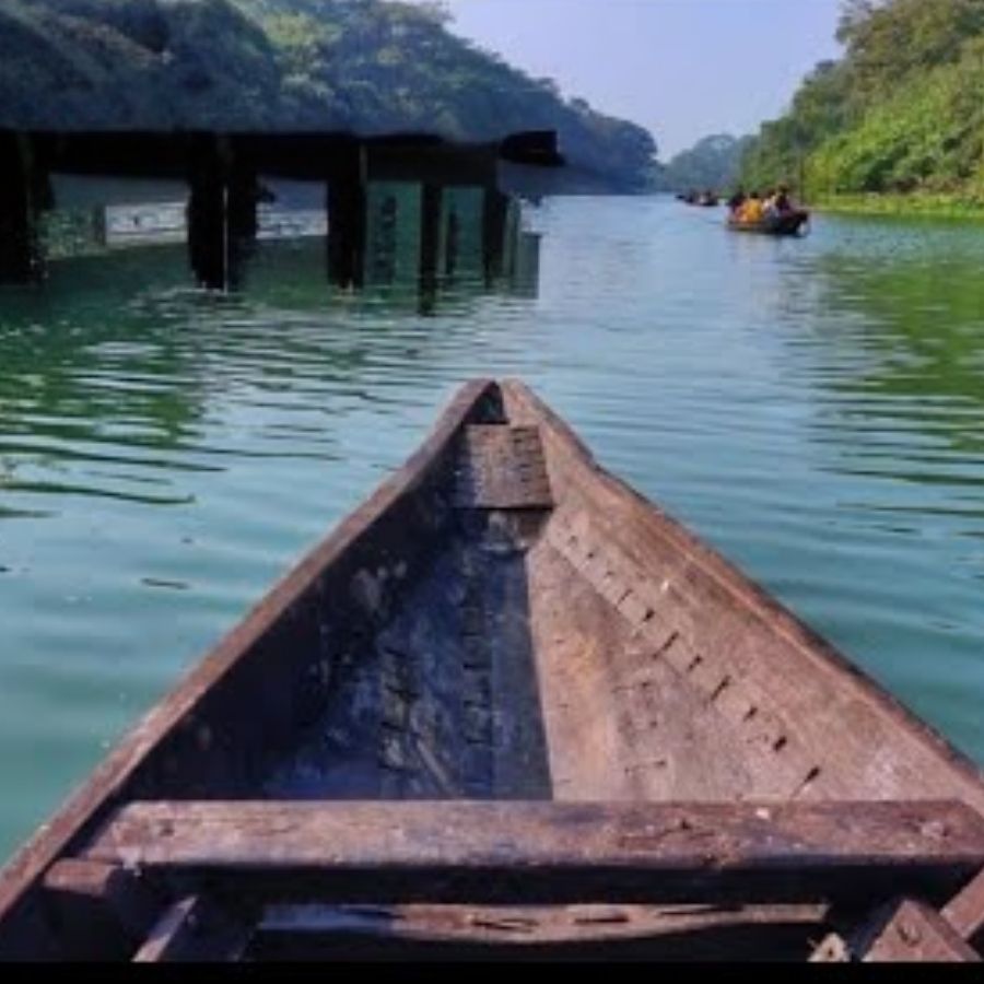 ইছামতীর ঘাটে নামলেই মাঝির ডাক, নৌকা-বিহারে সূর্যাস্তের সঙ্গে শোনা যায় ভাটিয়ালী। সেই সুরেই মিশে থাকে গ্রামের গল্প। 