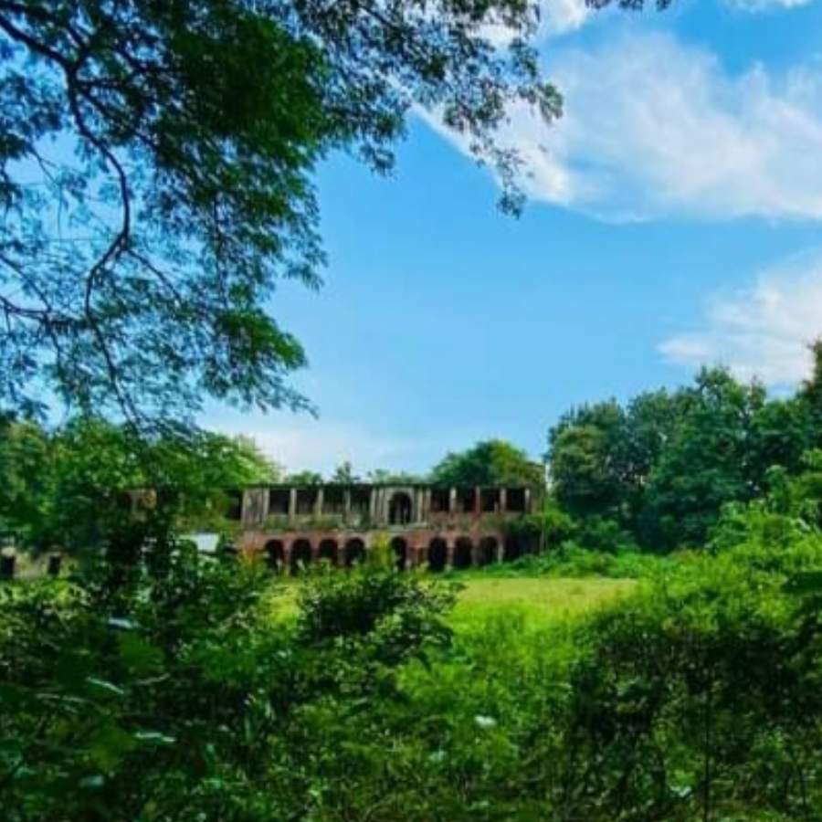  আর সামনে কালীপুজো—ভূত-রোমাঞ্চ-অলৌকিকের গল্পে মেতে ওঠার এর চেয়ে ভাল সময় আর কী হতে পারে! (এই প্রতিবেদনটি ‘আনন্দ উৎসব’ ফিচারের একটি অংশ)।