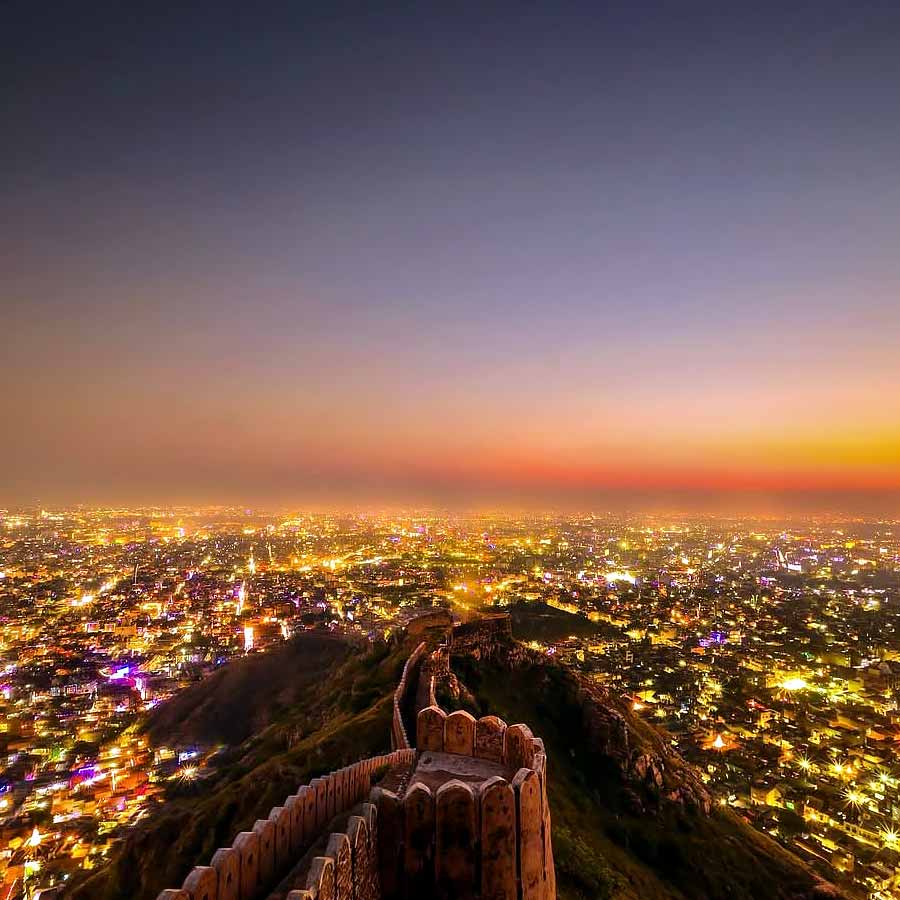 আলোয় সেজে ওঠা জয়পুরের রূপ মনোমুগ্ধকর।