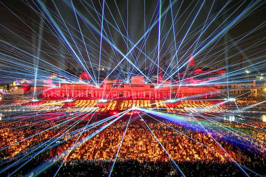 অযোধ্যায় দীপাবলি উদ্‌যাপন হয় ধুমধাম করে।