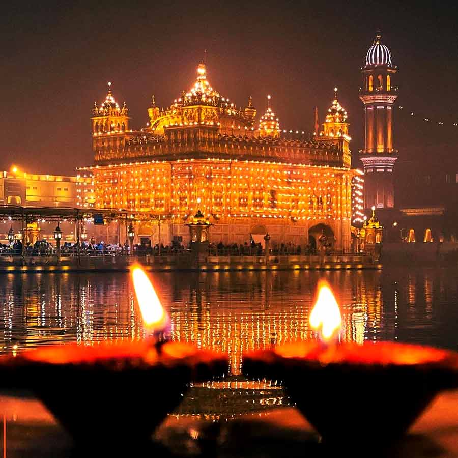 অমৃতসরের স্বর্ণমন্দিরও দীপাবলিতে সেজে ওঠে।