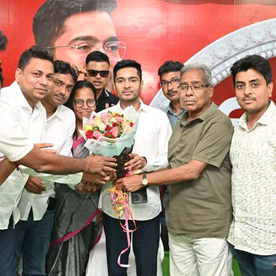 Abhishek Banerjee met with workers at Amtala MP office for Bijaya Sammilani