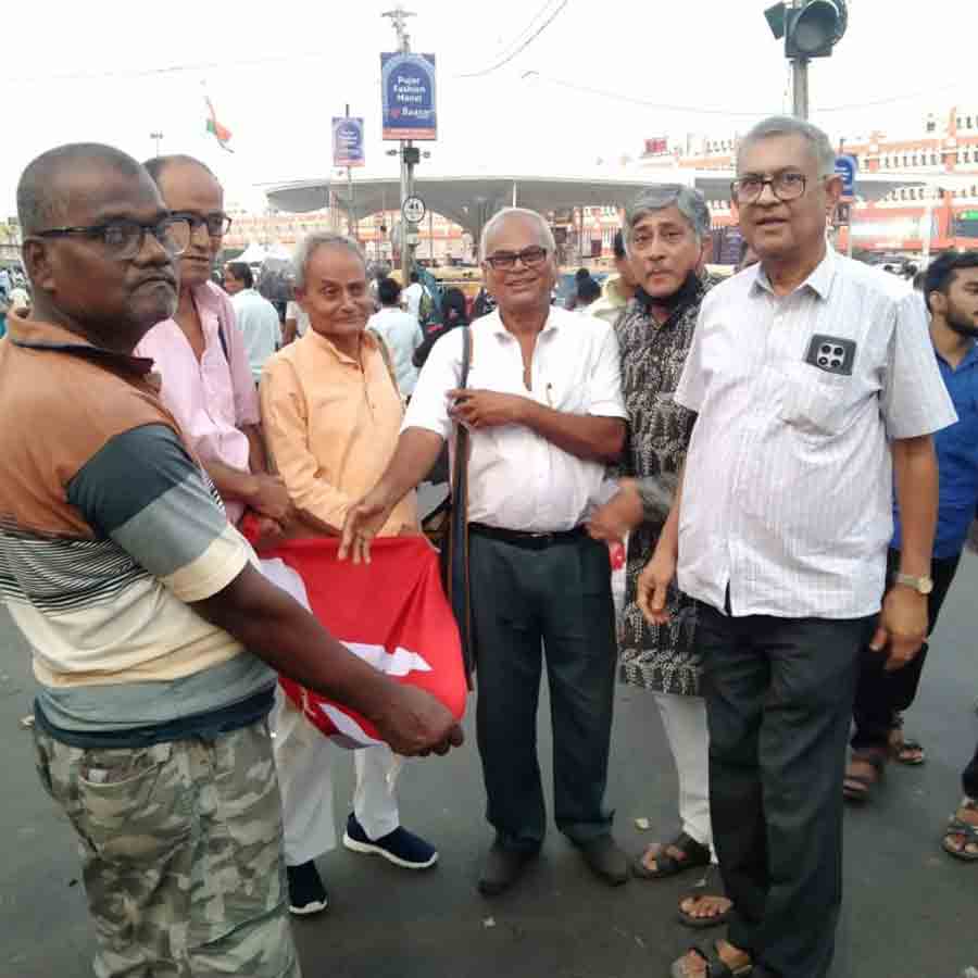 উত্তরবঙ্গের জন্য ত্রাণ সংগ্রহে সিপিআই নেতারা।