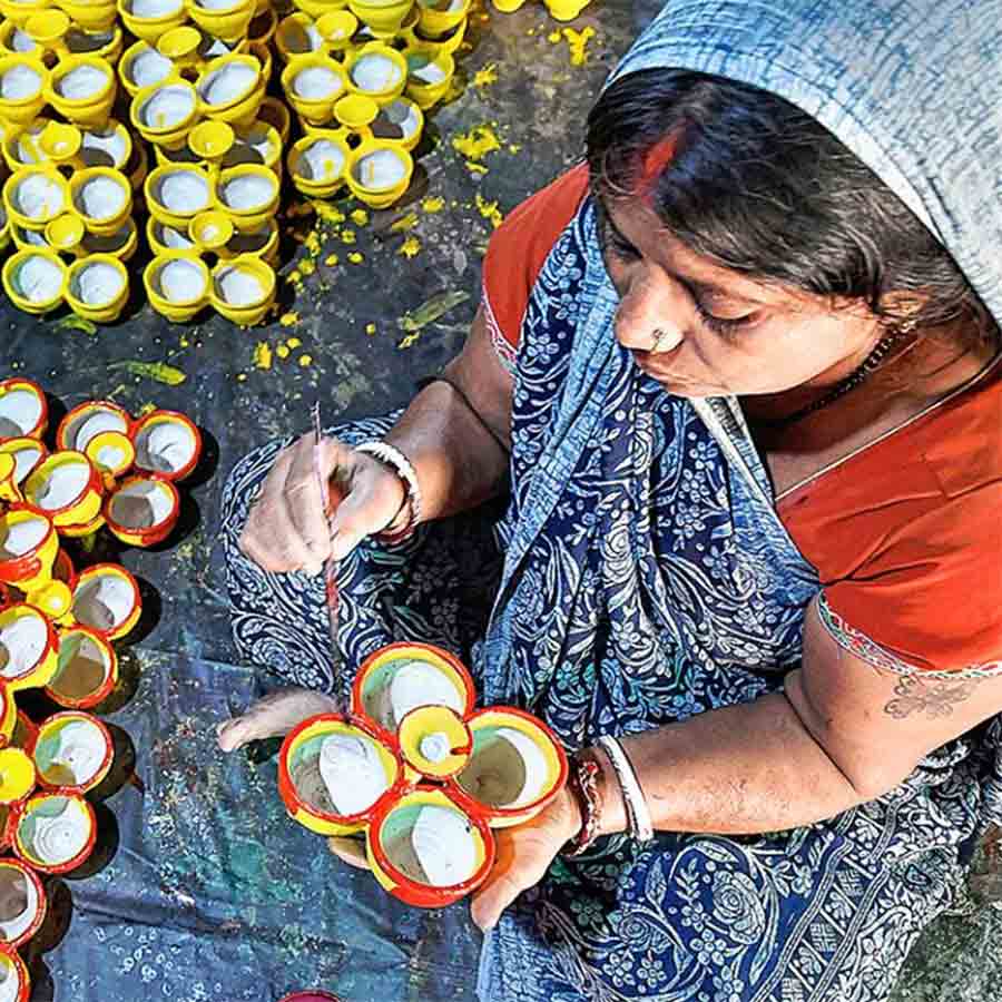 প্রদীপে রং করার কাজে ব্যস্ত কপূর গলির বাসিন্দা। 