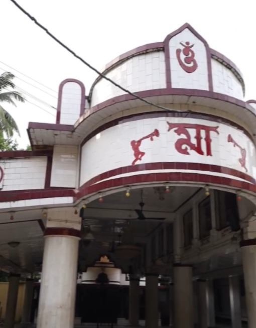 এমনই একটি পীঠস্থান হল দক্ষিণ ২৪ পরগনার বারুইপুরে দেবী কালিকার এই মন্দির। যা ‘শিবানীপীঠ’ নামেও পরিচিত। 