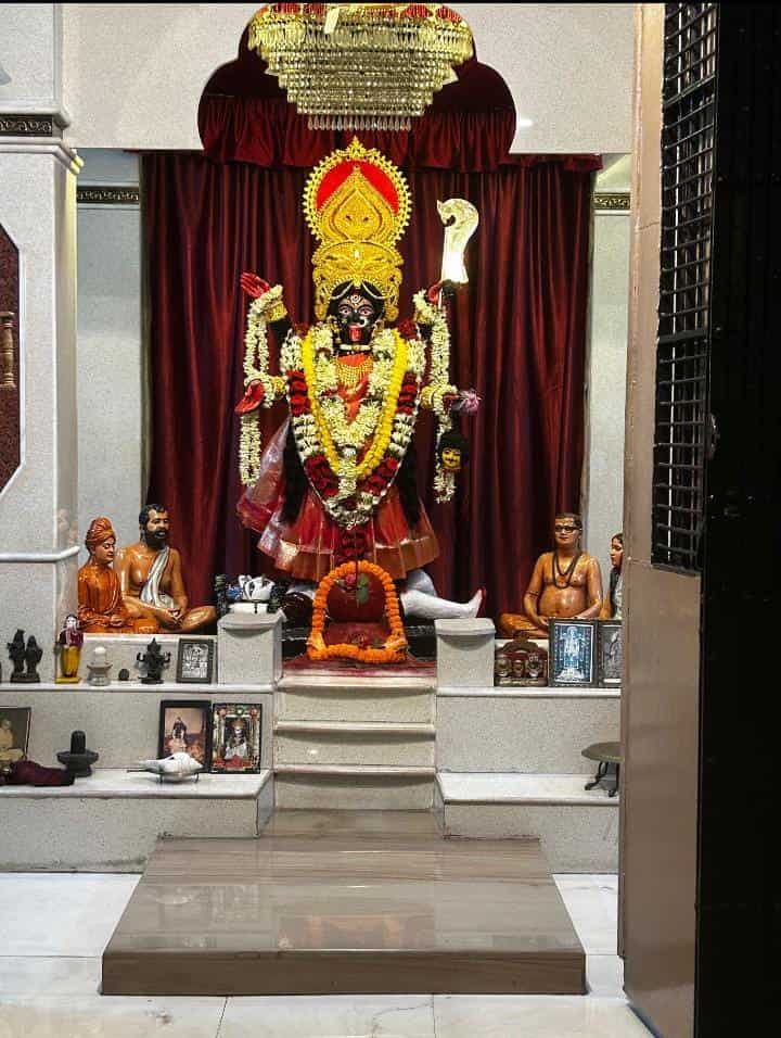 স্থানীয় ভট্টাচার্য বাড়ির পূর্বপুরুষদের হাত ধরেই প্রাণপ্রতিষ্ঠা হয় এই শিবানীপীঠের। আজও ভক্তিভরে নিষ্ঠার সঙ্গে সেখানে পূজিত হন দেবী শিবানী। 