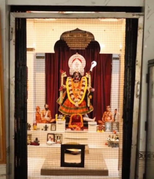 এই প্রসঙ্গেই আসে কালী পুজোর ইতিহাস। অক্ষয়কুমারের নাতনি নিরুপমা এবং জ্যেষ্ঠ পুত্রবধূ অনুরূপা স্বপ্নাদেশ পান, তাঁদের বাড়ির পাশের পুকুরে দেবীর ঘট রয়েছে। 