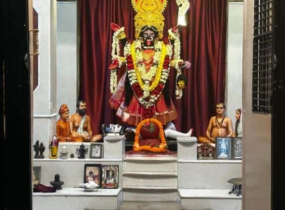  ইতিহাস ঘেঁটে জানা যায়, ১৩০০ বঙ্গাব্দ নাগাদ বারুইপুরের জমিদার রমেন্দ্র রায়চৌধুরী তাঁদের বংশের কুলদেবতার আরাধনার জন্য ব্রাহ্মণ নিয়ে আসেন লক্ষ্মীকান্তপুর থেকে। তাঁরা ছিলেন ভট্টাচার্য। 