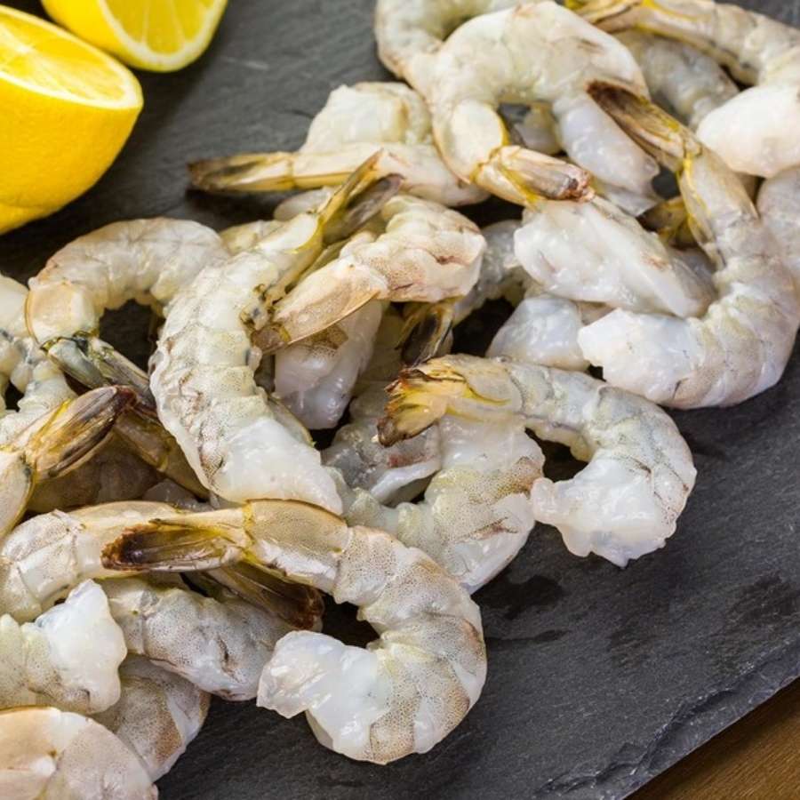 সবার আগে জেনে নিন চিংড়ির কাটলেট বানাতে কী কী লাগবে। উপকরণ: বাগদা চিংড়ি, নুন, গোলমরিচ গুঁড়ো, লেবুর রস, রসুন, আদা, কাঁচা লঙ্কা, ধনেপাতা, ব্রেড ক্রাম্বস, ডিম, সর্ষের তেল।