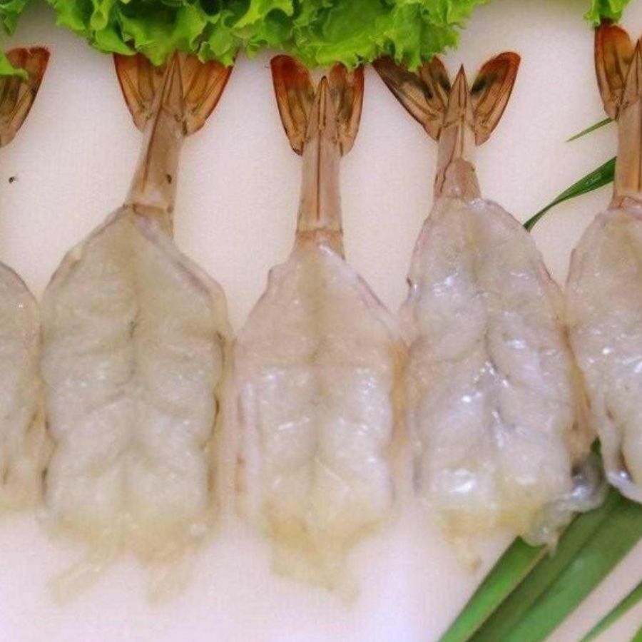 চিংড়ি মাছগুলি সবার আগে ভাল করে ধুয়ে নিন। মাথা ছাড়িয়ে, পিঠে সরু ময়লা ফেলে ছুরি দিয়ে মাঝখানটা কেটে ফ্ল্যাট করে কেটে বাটারফ্লাই শেপ দিতে হবে। 