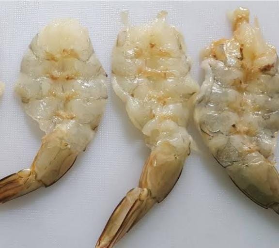 তবে মনে রাখবেন ল্যাজের দিক বাদ দেবেন না, বরং অল্প খোসা রাখবেন। 