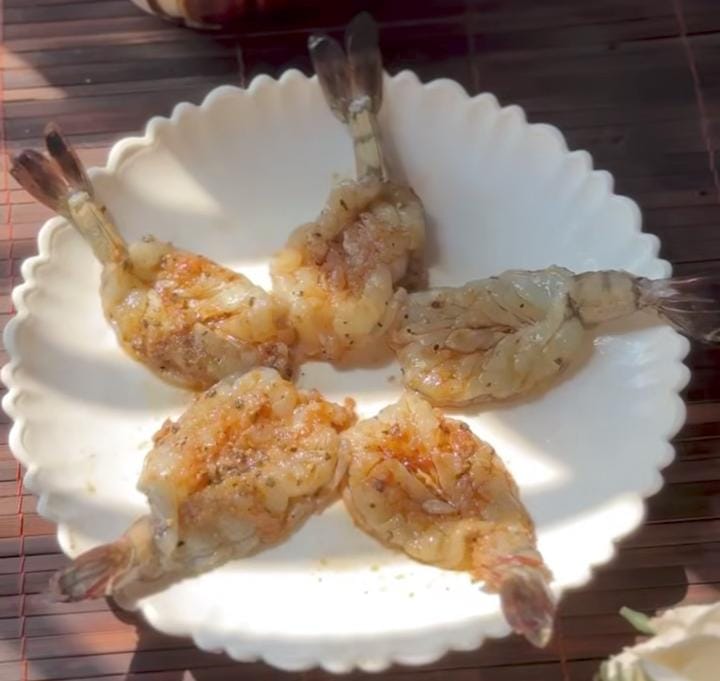 এ বার লেবুর রস, স্বাদ মতো নুন এবং গোলমরিচ গুঁড়ো মাখিয়ে ম্যারিনেট করুন। অন্তত আধ ঘণ্টা মাছগুলিকে ঢাকা দিয়ে সরিয়ে রাখুন। 