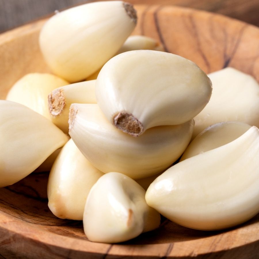 তত ক্ষণে একটা মিশ্রণ বানিয়ে নিন। কয়েক কোয়া রসুন, এক টুকরো আদা, ৩-৪টি বা ঝাল অনুযায়ী কাঁচা লঙ্কা এবং কিছুটা ধনেপাতা আর সামান্য জল দিয়ে মিশ্রণ বানিয়ে রাখুন। 