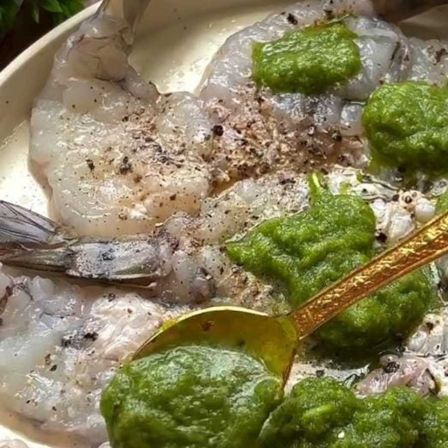 এর পর এই মিশ্রণ দিয়ে মাছগুলি ম্যারিনেট করে আরও মিনিট ১৫ রাখুন। 