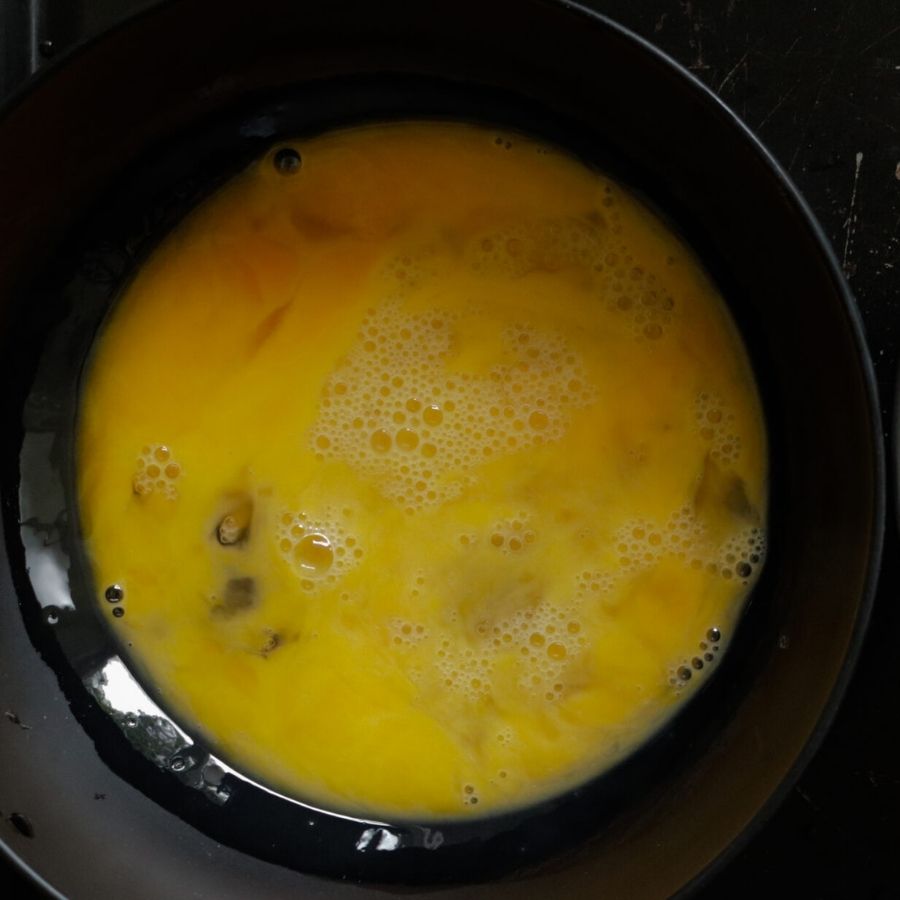 তার পর একটা ডিম ভাল করে ফেটিয়ে রাখুন। তাতেও এটিকে আরও এক বার কোট করে নিন। 